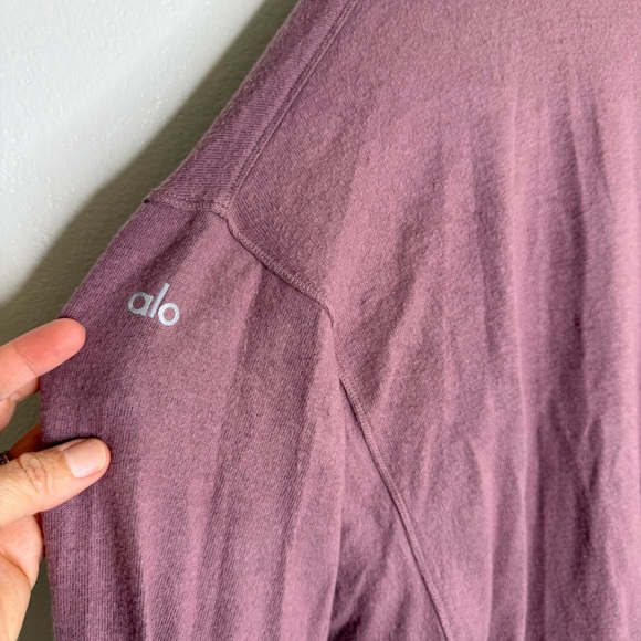 ALO YOGA Alolux Soho Cropped Henley Top Sz L Mauve V-Neck - Picture 6 of 6